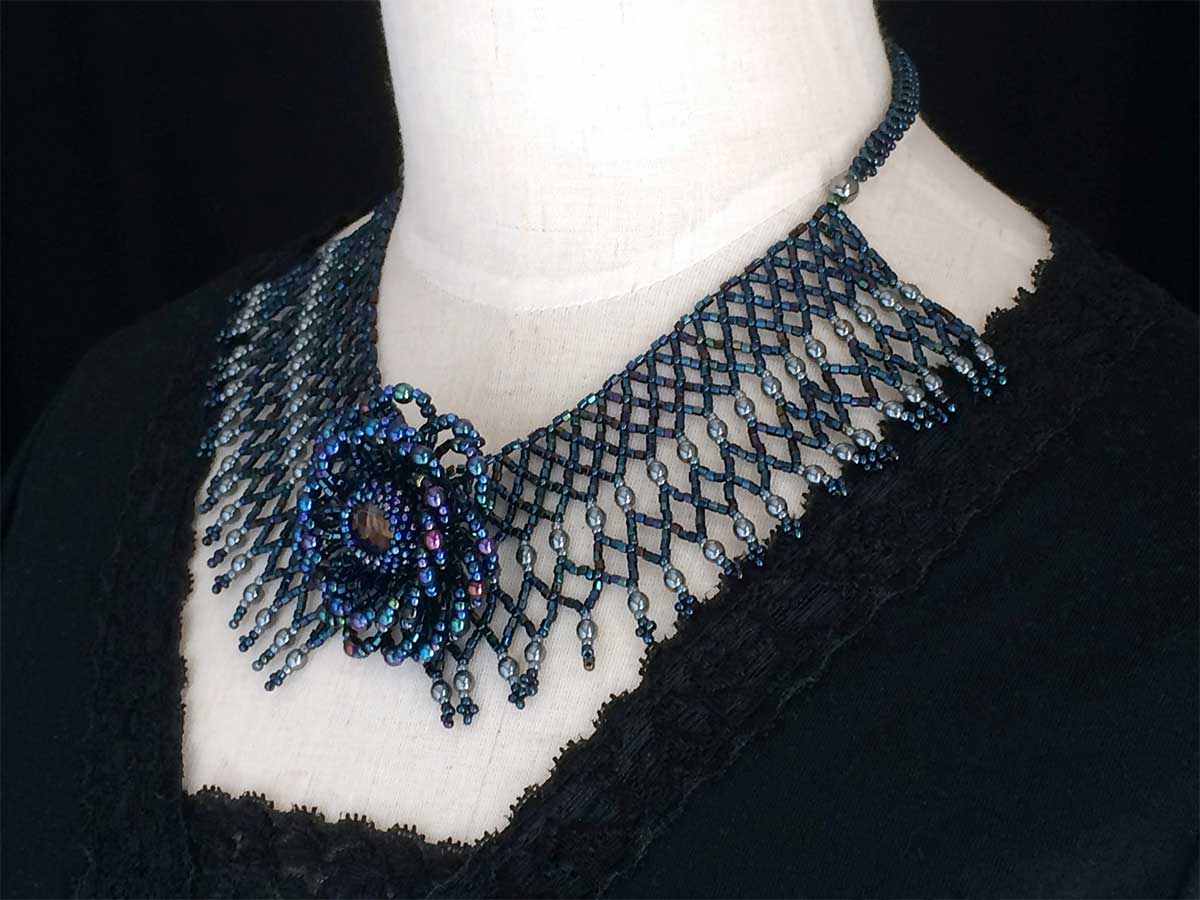 インディゴのキラキラ衿型ネックレス