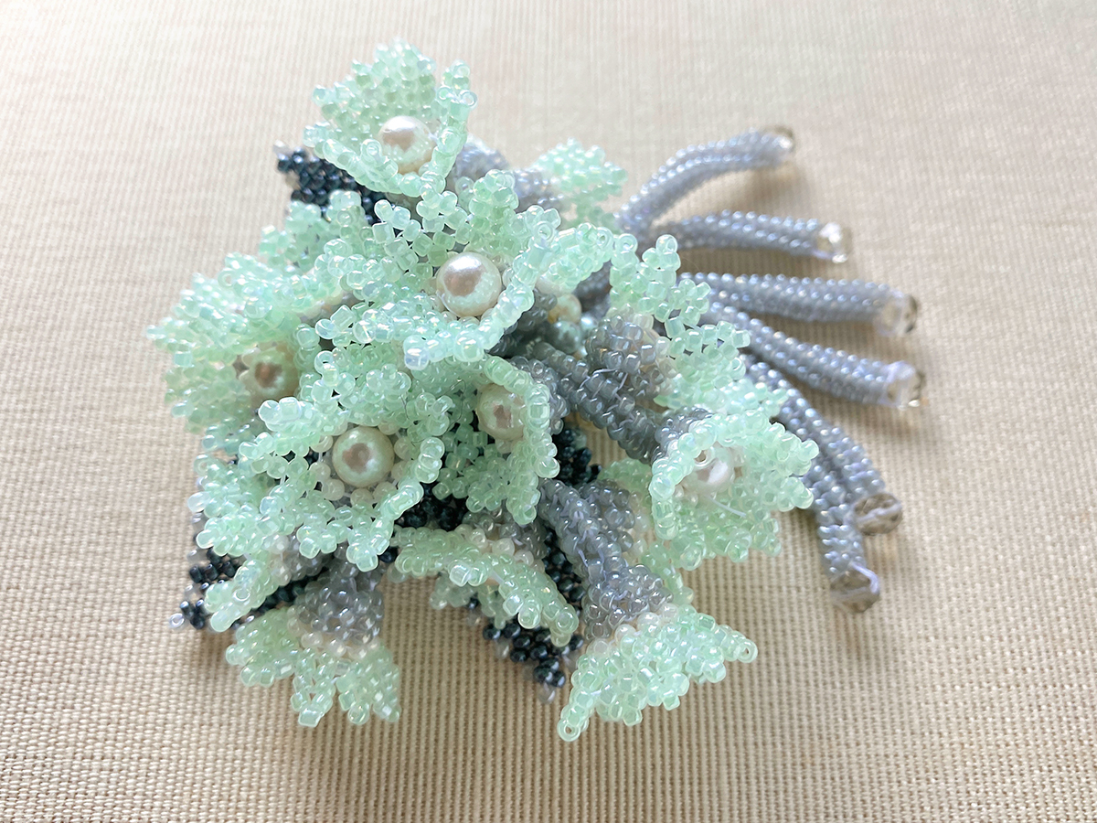 アイスグリーンの小花のブーケ風ビーズブローチ