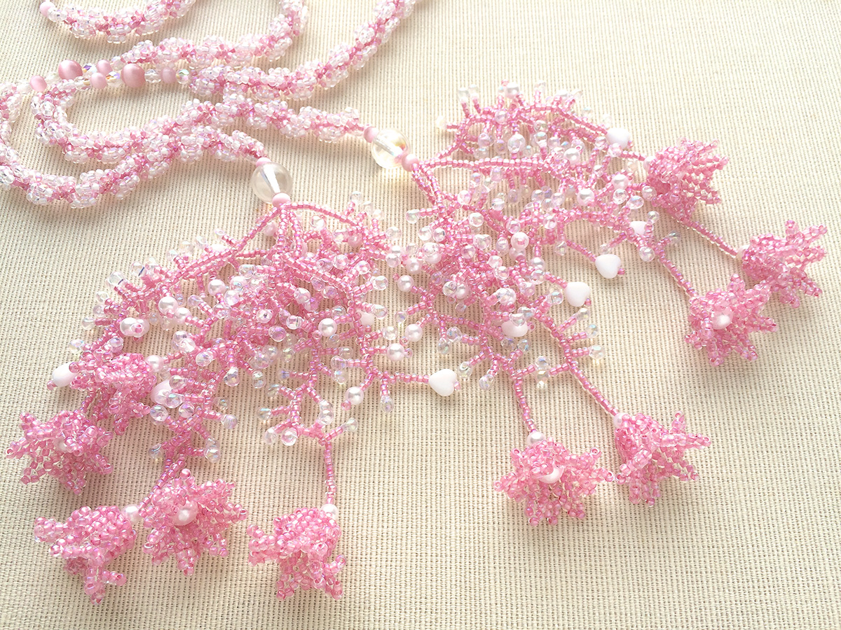 ピンクの小花満開タッセル付きビーズラリエット