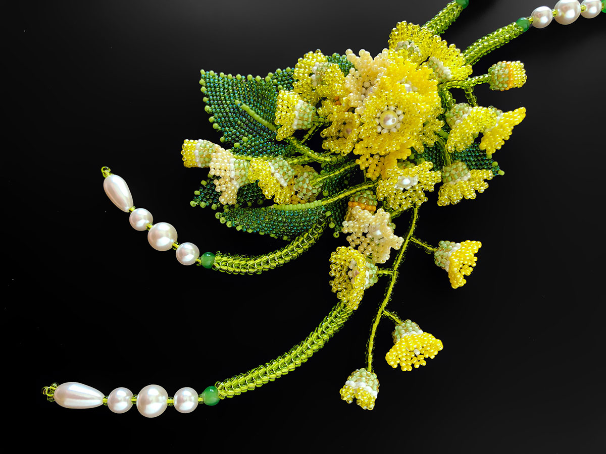 黄色い小花のボリュームビーズネックレス
