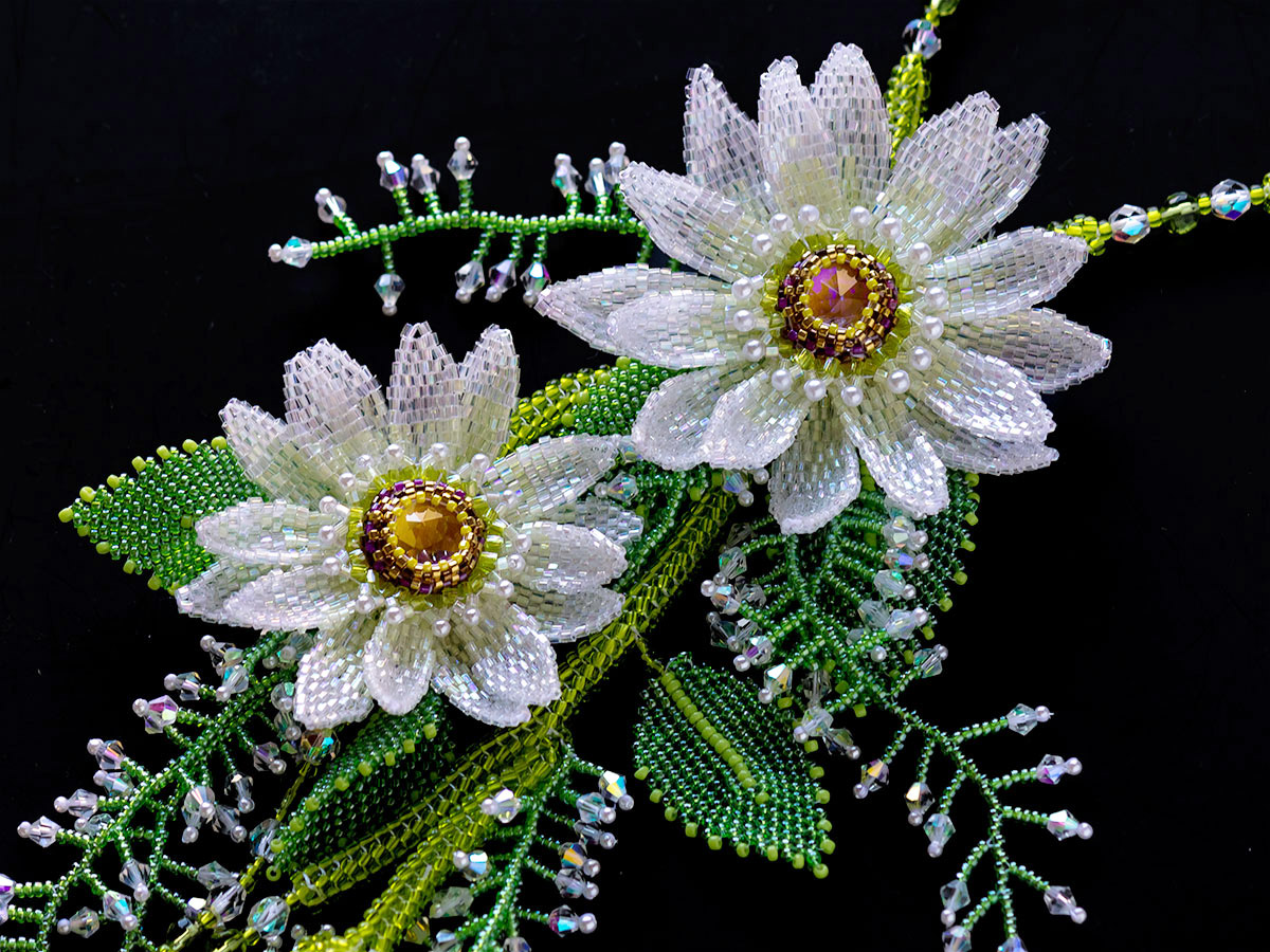 クリアホワイトのお花のボリュームネックレス