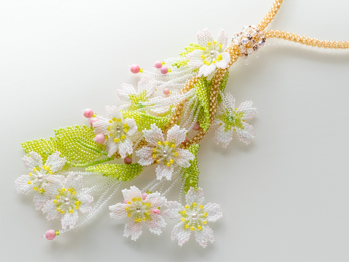 枝垂れ桜のボリュームビーズネックレス