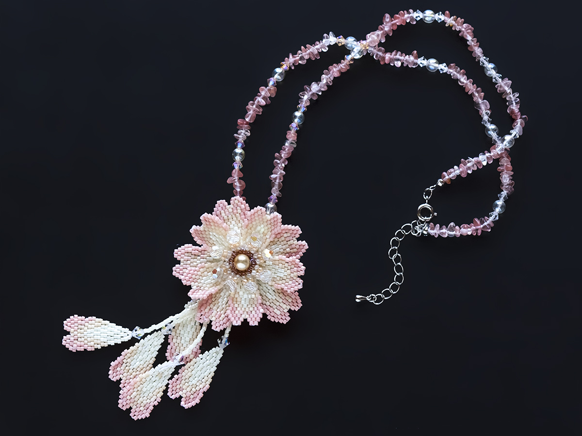 八重桜のビーズブローチ＆細石ネックレス